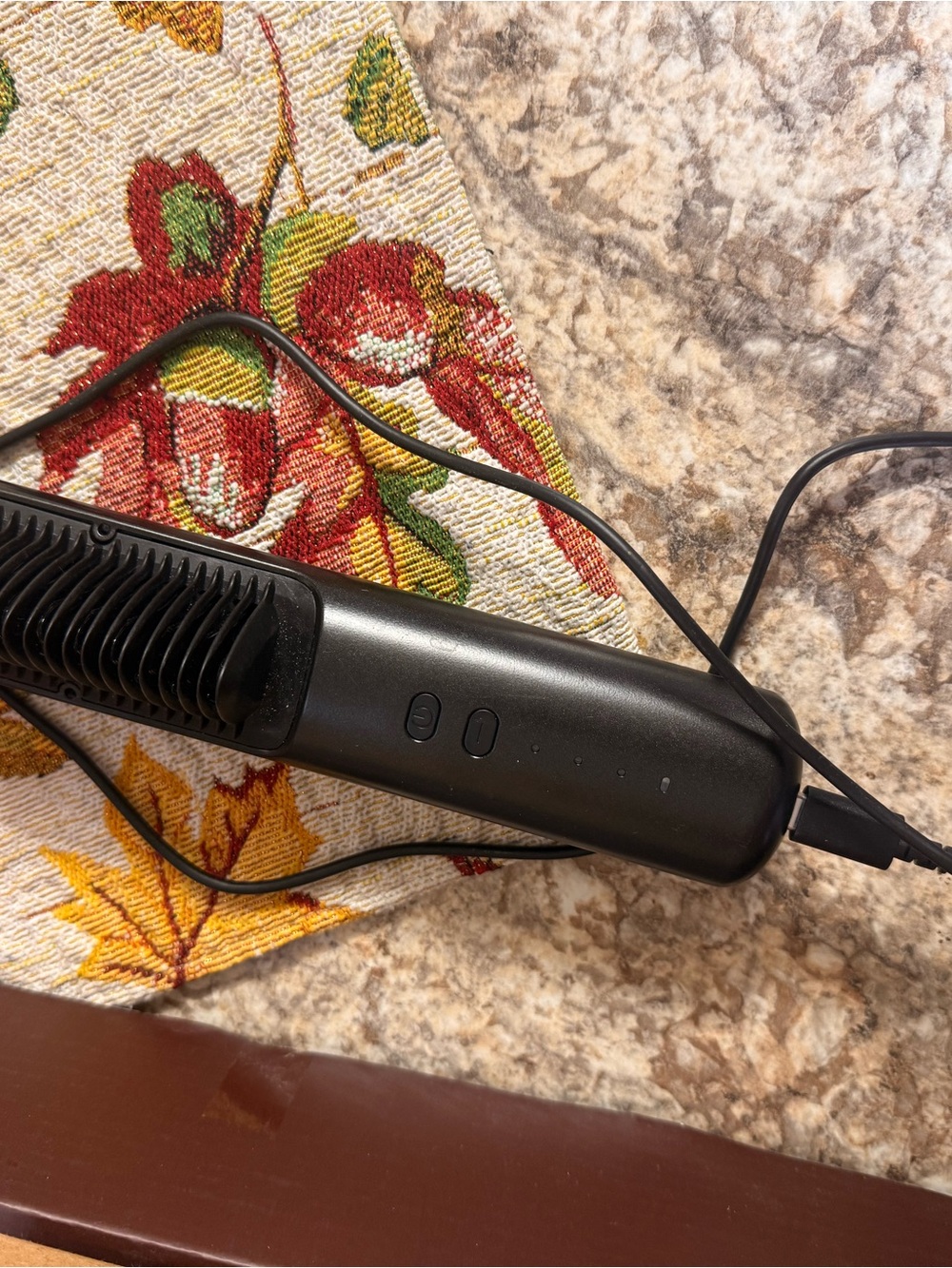 Black Portable hair straightening hair brush USB-powered